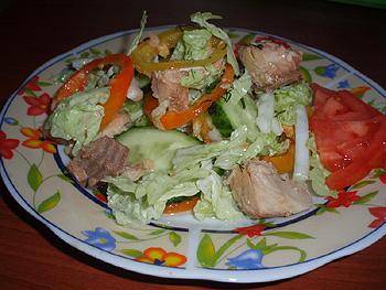 свежий салат с соленой рыбой