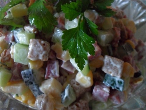 Быстрый салат с фасолью, беконом и сухариками