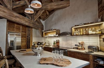 Интерьер кухни в швейцарском стиле шале: настоящий шик в добротном сельском исполнении