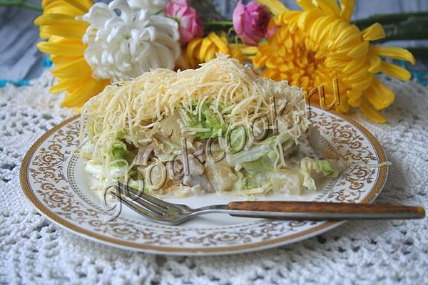 салат "Буржуа" с курицей и ананасами