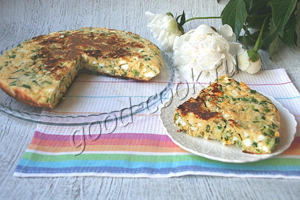 Пирог с зеленым луком и яйцами в сковороде