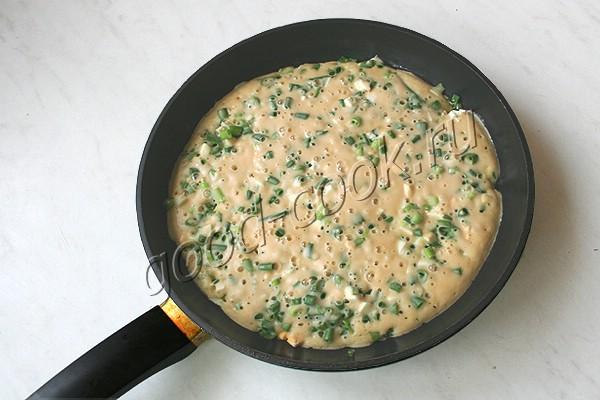 пирог с зеленым луком и яйцами в сковороде