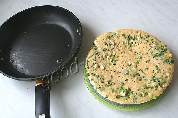 пирог с зеленым луком и яйцами в сковороде