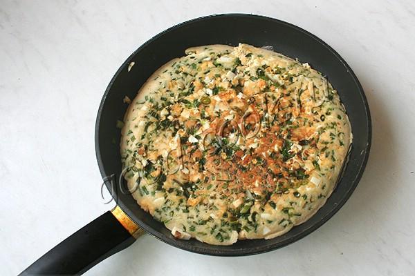 пирог с зеленым луком и яйцами в сковороде