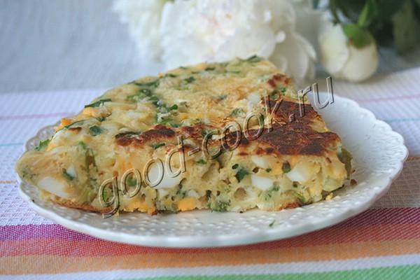 пирог с зеленым луком и яйцами в сковороде