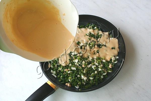 пирог с зеленым луком и яйцами в сковороде