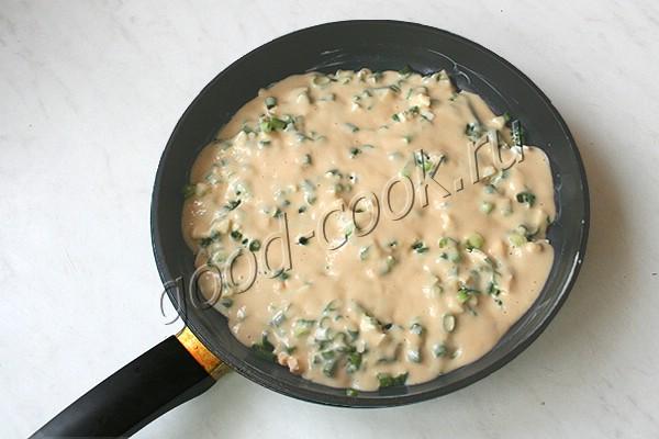 пирог с зеленым луком и яйцами в сковороде