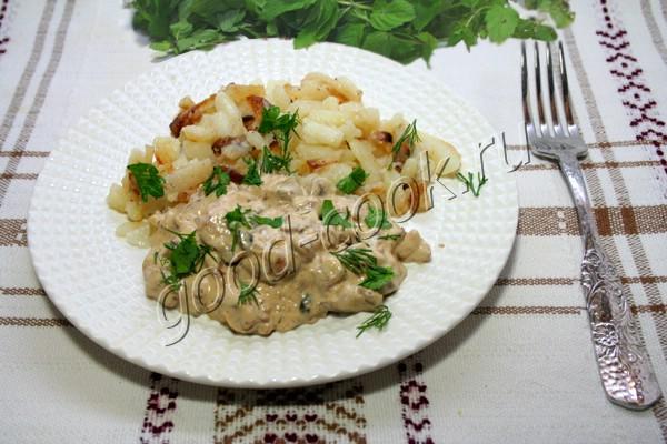 жареные рыжики с луком в сметане