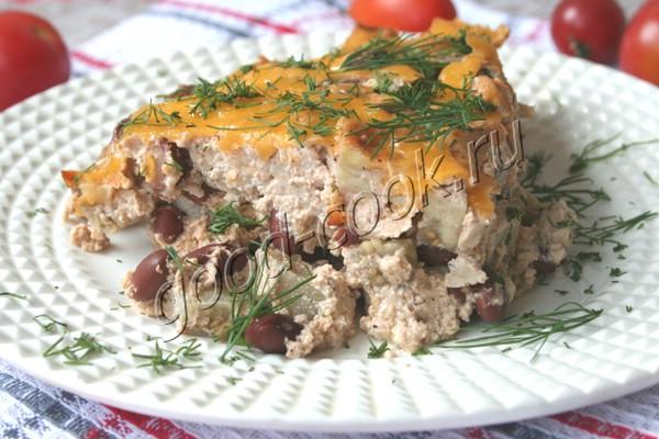 баклажаны с фасолью, запечённые в сметанно-сырном соусе